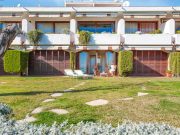 Foto GARDEN HOUSE IN FRONT OF THE BEACH