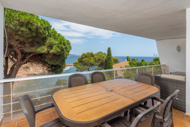 Apartment with sea views in Cala Salions